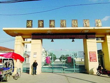 江蘇一學(xué)生出校門被門衛(wèi)鐵鎖砸頭