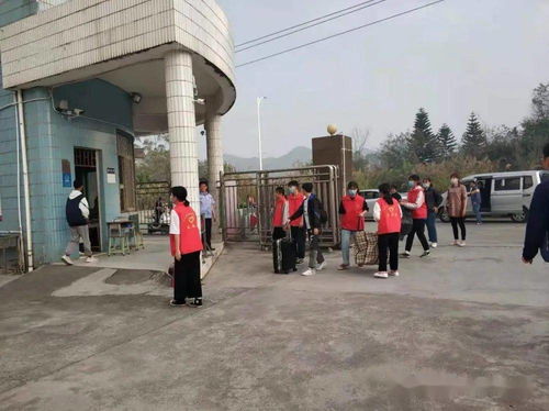 新興縣中學志愿者攜手彩塘中學，共筑春季開學暖心路